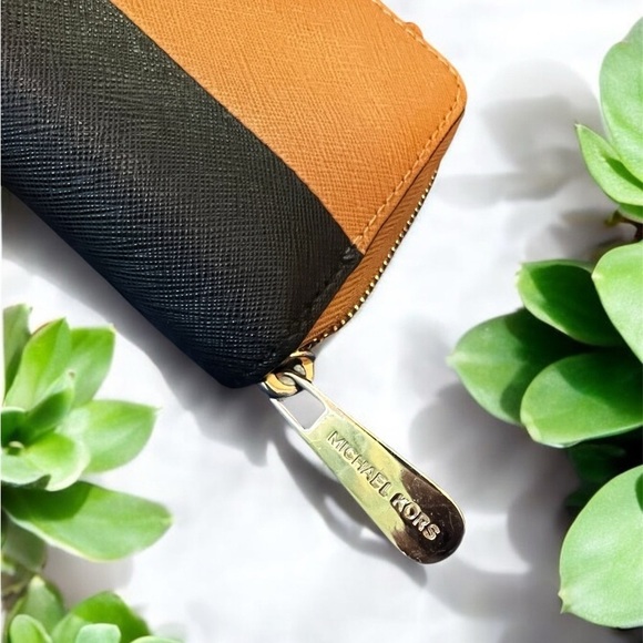 MICHAEL KORS WALLET WRISTLET EUC - Picture 2 of 5